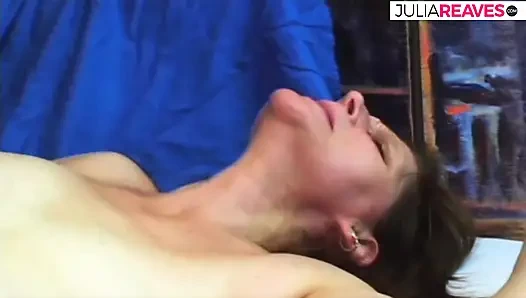 Eine reife schlampe lutscht sperma von einem schwanz, nachdem er es wie ein star geritten hat