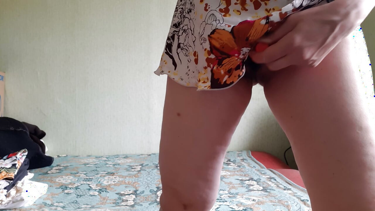 Strastvena milf žena intenzivno stimulira svoju dlakavu klitoris vibratom i drhti cijelim tijelom dok svršava