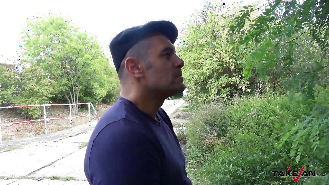 Peitos de silicone estão tremendo na estrada porque ela gosta de sexo na van