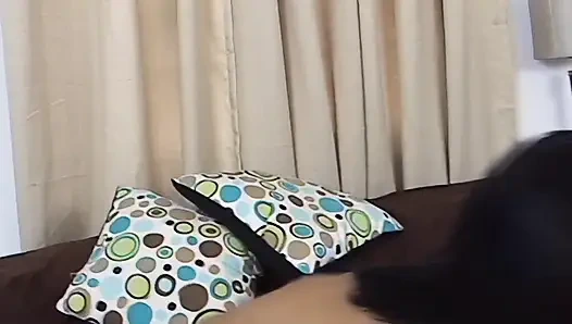 Versautes mädchen bläst einen riesigen penis