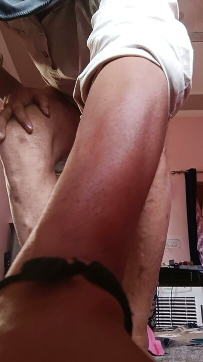 Ladka apna kala mota land hila ke mooth mar rha h kisi choot ke intazar main..
