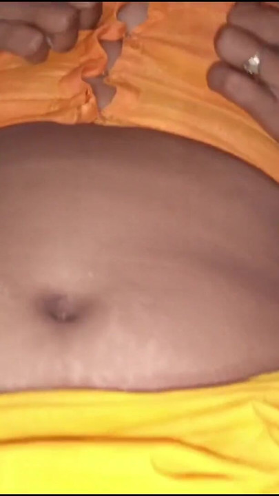 Indian big aunty wearing yellow saree and blouse sucking her beloved boy's penis. Attractive woman gives food delivery boy a blo | Clip 2