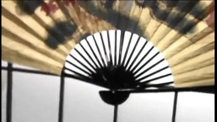 Yaşlı adam yatağa uzanıyor ve büyük dildo yarağıyla götünü sikiyor