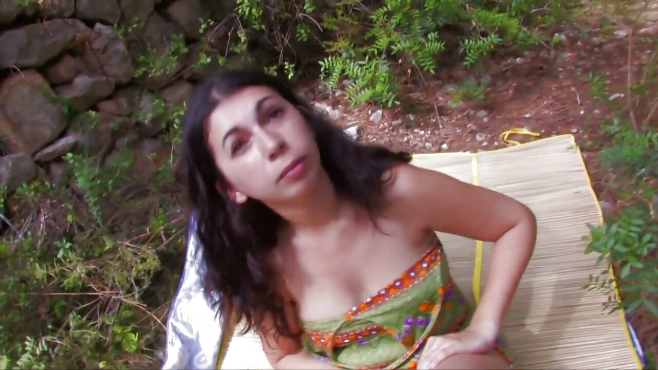 Gangbang al aire libre en el bosque para la puta morena