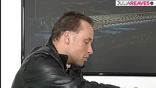 Azgın orta yaşlı seksi kadın oğlanla sikişiyor