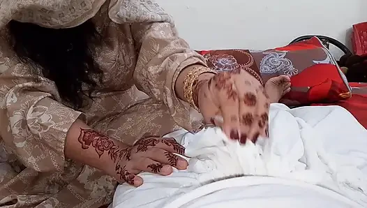 Otel odasında yeni evli Hintli kız ve erkek arkadaş