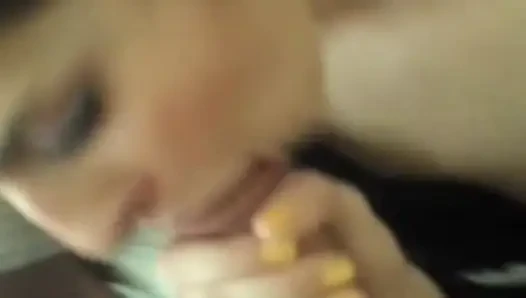 Brünette gibt einen eifrigen blowjob