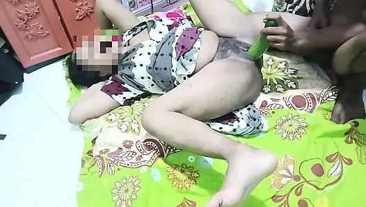 Ngocokin memek pakai timun