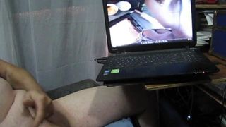 자위하고 포르노에 사정하는 비디오.