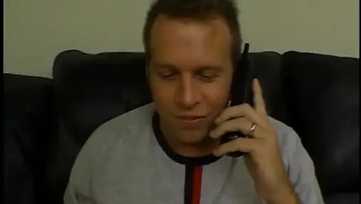 Seksi zenci bebek büyük bir sert yarak emdikten sonra kanepede sert sikiliyor