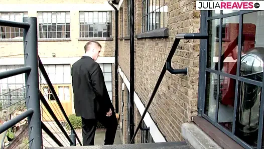 Cewek rambut pirang lagi asik nyepong kontol raksasa sambil dientot dari belakang