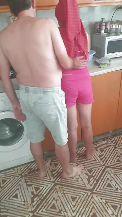 Sprawiłem, że moja pokojówka, która nosi chustę, uprawiała na mnie seks oralny w kuchni.