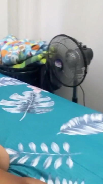 ホットな痩せた継娘が昼食前にキッチンでセックスされる | クリップ 2