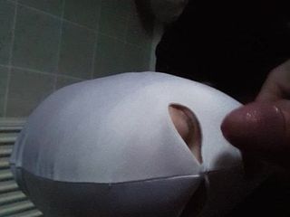 Maskierter Blowjob mit Sperma im Gesicht