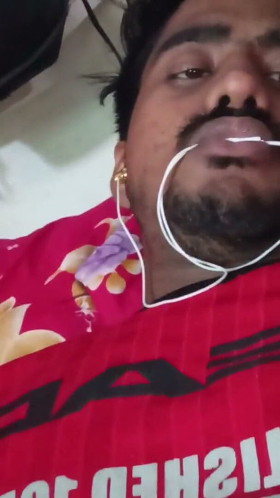 le bel homme au t-shirt rouge | Clip 1
