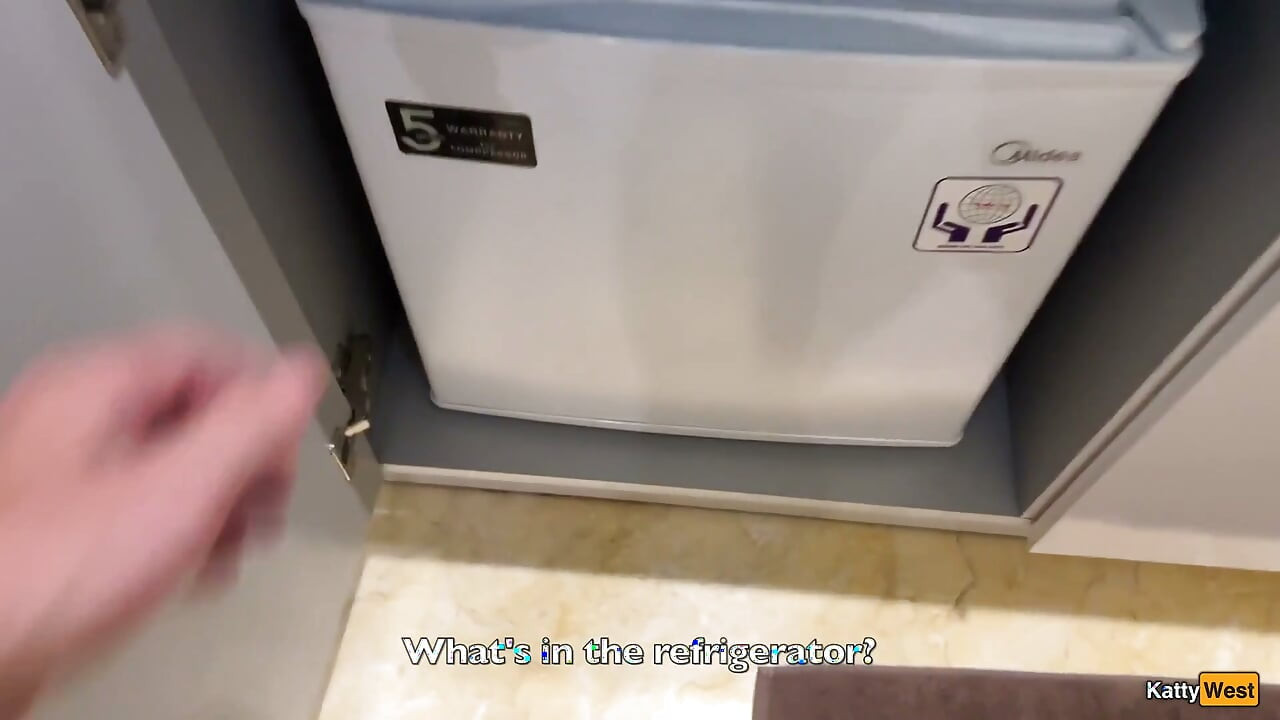 继妹答应做饭, 但要求在她的阴户里射精 - 内射