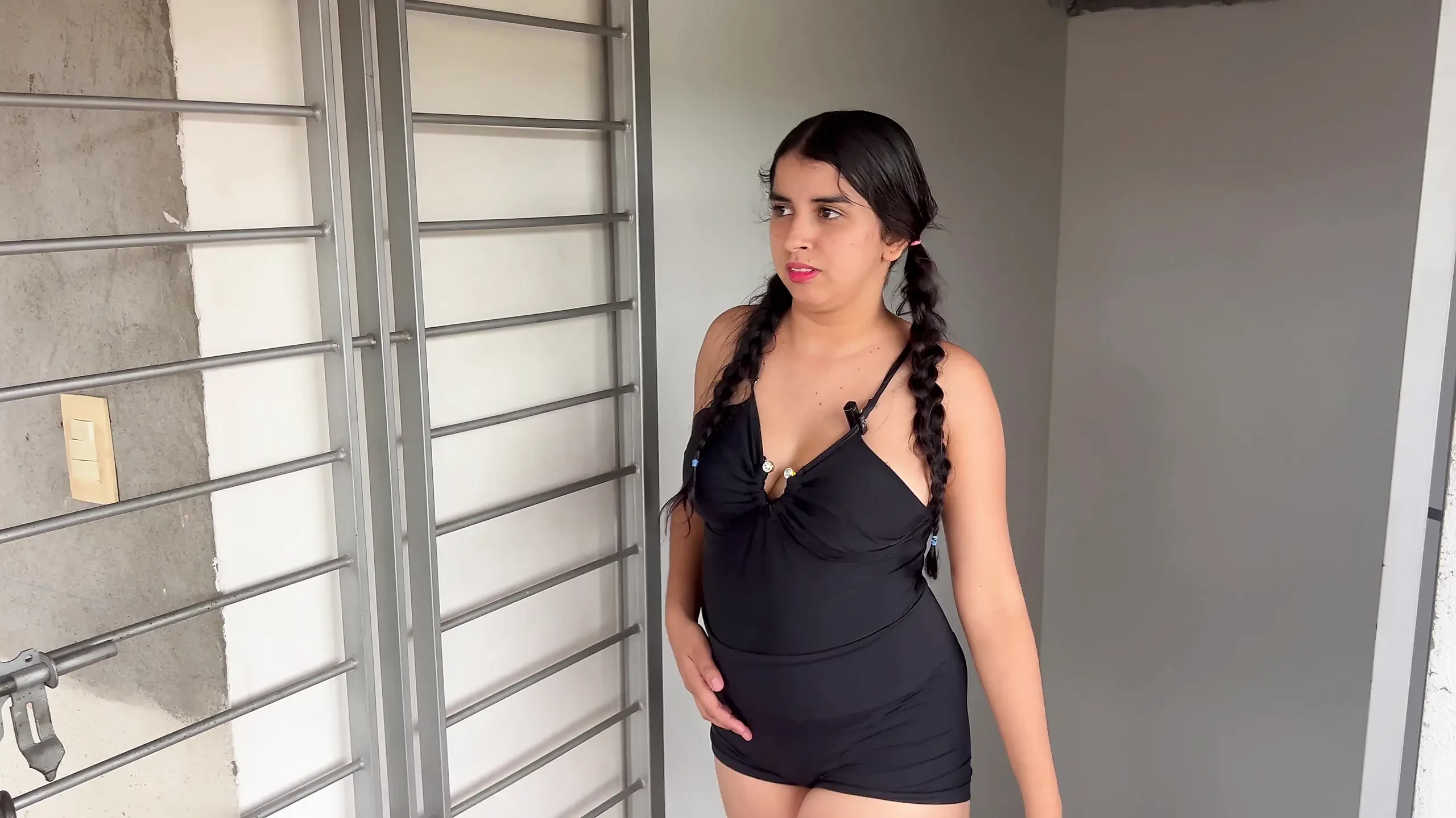 mi hermanastra me descubre masturbandome y me follo su estrecho coño