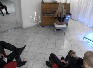 Varie scene - suonare un pianoforte