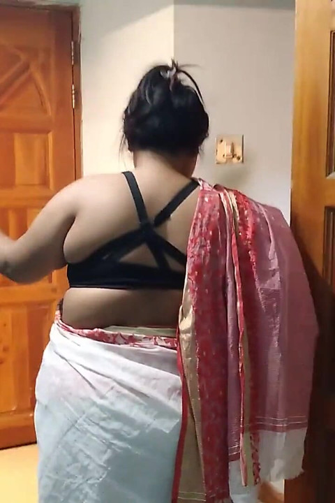 bari gand vaali eshiyaee hot aanti mujhe viry nikaalne men madad karti hai - 45 varshiy parosi ki ghar men jhaadoo lagaate samay chudaee