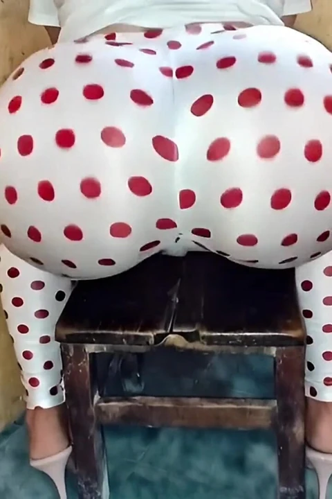 波点白色紧身裤臀部