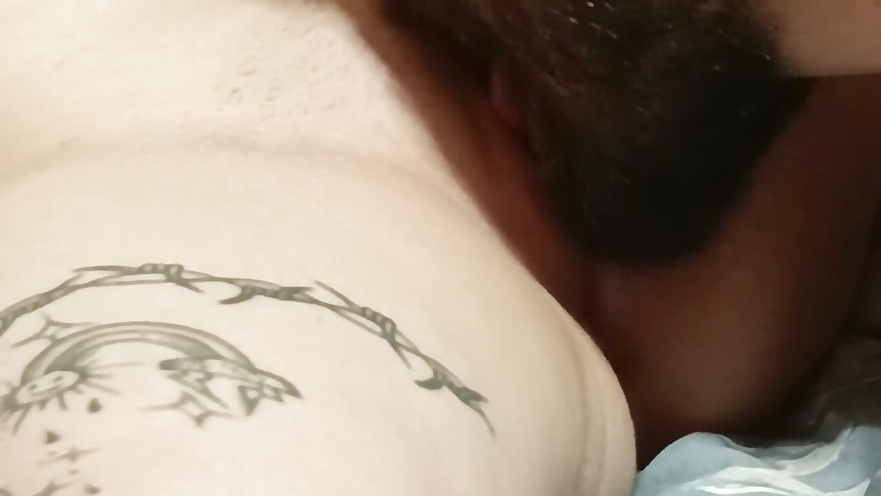 Homem Barbudo Lambe Buceta com Carinho até o Orgasmo