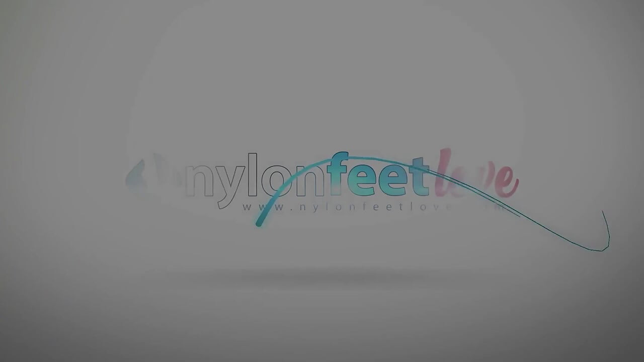 بترا تتحدث بشكل قذر وتظهر لك باطن قدمها المثير