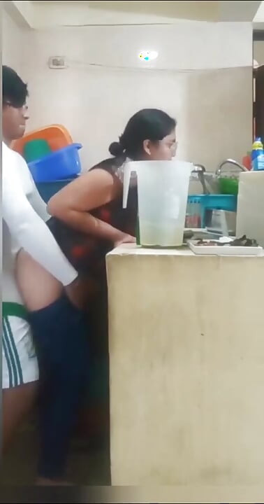 Mucama follada por su jefe, mi esposa casi nos atrapa