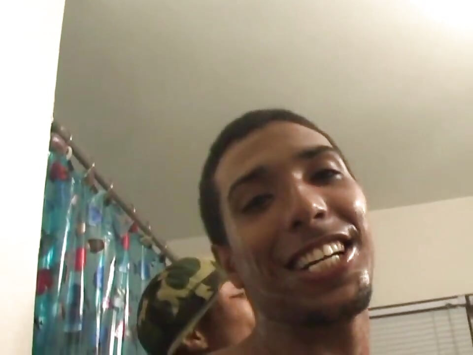 Crnci ližu guzice i jebu se u trojci