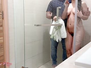 继母在淋浴下洗完澡后的热辣性爱视频，带印地语音频