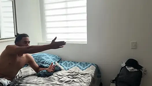 Aku berbagi tempat tidur dengan suamiku dan temannya dan itu akhirnya mewujudkan fantasi impianku. SEKS DARI CUCKOLD.
