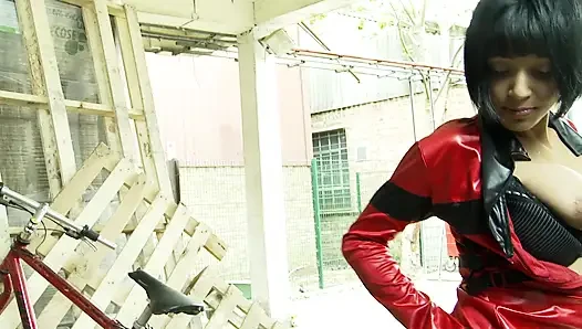 Tante seksi dengan jaket kulit ini suka banget dientot habis-habisan sampai dicrot di muka