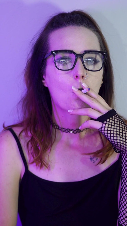 Gadis gotik lagi asik merokok sambil ngecrot stoking jala