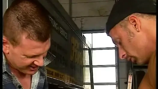 Hübsche blonde deutsche schlampe von zwei typen in der werkstatt gefickt