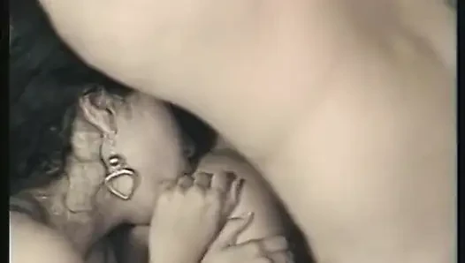 Esmer Asyalı ve beyaz kız arkadaşı her iki deliğini de siktiriyor