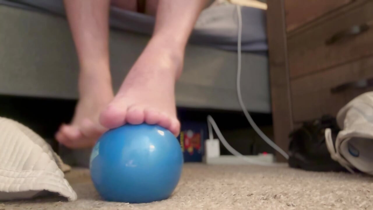 Mann Gnir Sexy Føtter På Gummiball -Soles4MyFace