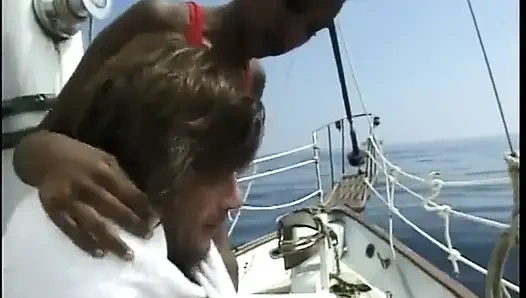 Превосходная черная модель получает член глубоко в мокрую киску после выпекания