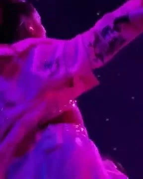 Ariana grande sexy dance in concert 7rings