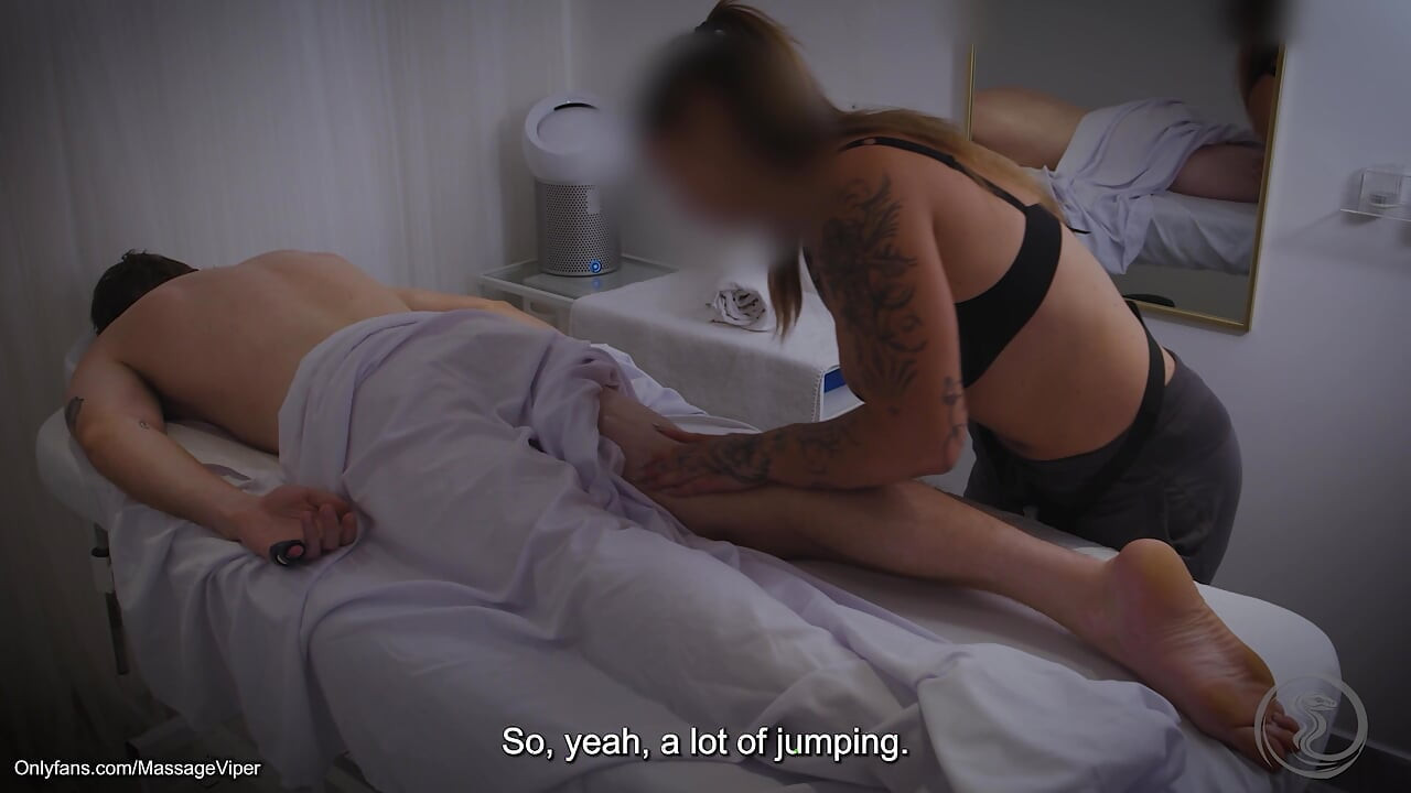 Massageviper - cliente regular intenta nueva masajista flexible y juega con su culo