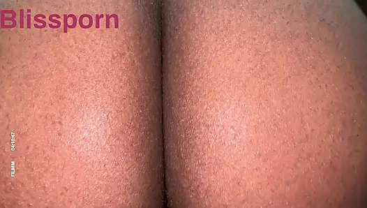 Şişman götlü zenci twerk ve büyük zenci yarağını emiyor