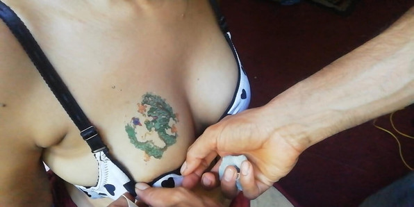 Tatuagem na indiana peituda adolescente