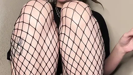 Курит в чулках-сеточках, соблазняя тебя взглядом на мою киску
