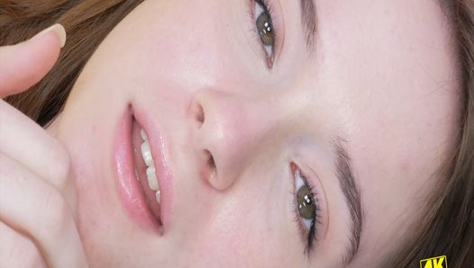 Catchy tiener toont haar kleine lichaam van dichtbij in 4k close -up