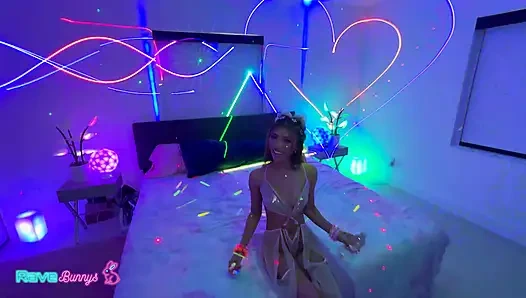 Rave-ready Clara Trinity dj'i baştan çıkarıyor ve kalın yarağına biniyor!