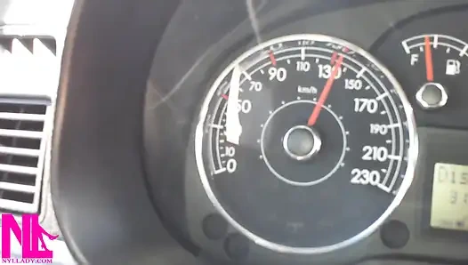 Pedal memompa dan mengemudi di jalan raya dengan flat yang usang lembut dan kaus kaki nilon