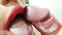 Erstaunlicher Blowjob in Nahaufnahme! Große rote Lippen. Sperma im Mund.