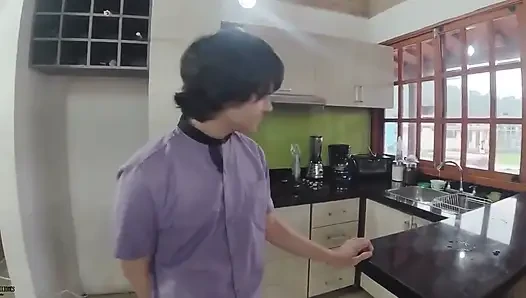 Aku suka banget ngentot sama karyawan ibu tiriku sendiri
