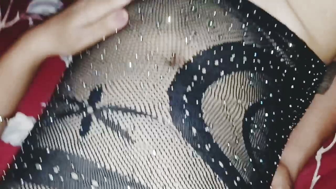 The fun of sucking the water of a girlfriend's in Hindi