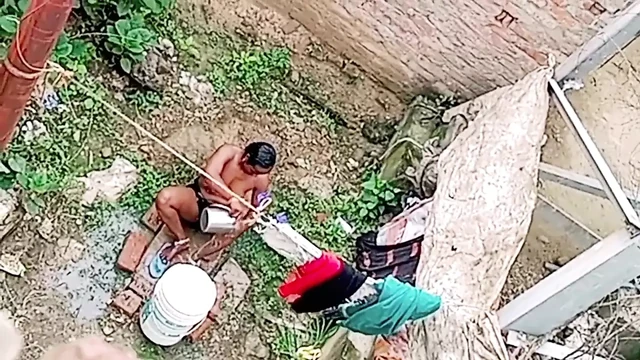 Индийский мужчина берет перерыв, чтобы вынести это