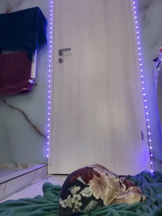 Shaved pussy masturbation with horny jucielussie