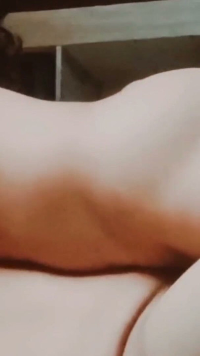 Latika stående hode sex med stesbror | Klipp 1